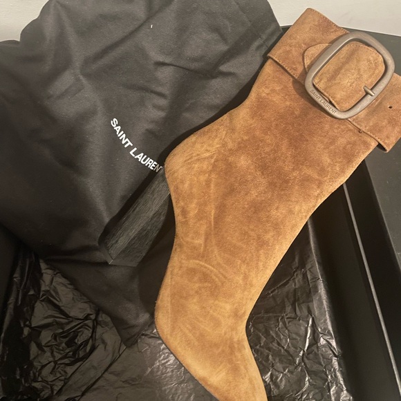 Brand New never wore comes with dust bag and original box - Picture 2 of 3